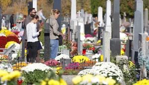 Osijek, 01. 11. 2025., Donjogradsko groblje, Svi sveti, Svi sveti 2025, groblje, grobovi, ljudi, cvijeće, molitva SNIMIO BRUNO JOBST