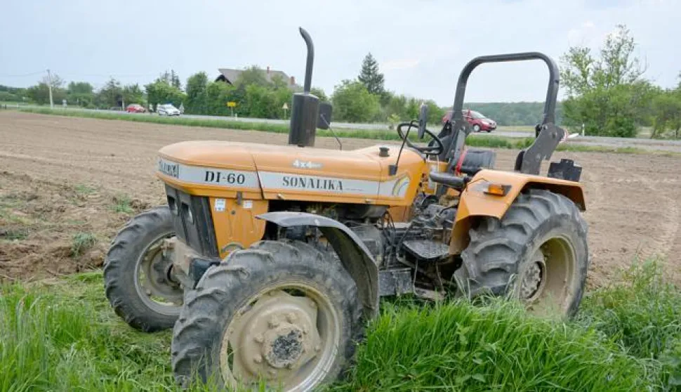 02.05.2018., Vrbovec, Haganj - Na drzavnoj prometnici u mjestu Haganj u popodnevnim satima dogodila se neobicna prometna nesreca u kojoj je vozac traktora izgubio nadzor jer mu je na traktoru otpao prednji uteg, na koji je naletio prednjim kotacima, uslijed cega je izgubio nadzor i sletio na oranicu uz prometnicu, a traktor je zavrsio 50-ak metara od prometnice. Nezgoda se dogodila na teritorijalnoj granici Koprivnicko-krizevacke i zagrebacke zupanije, pa je stoga traktorist zbog ozljeda prevezen u koprivnicku bolnicu, dok ce ocevid obavljati zagrebacka policija. Photo: Damir Spehar/PIXSELL------CRNA2 ST