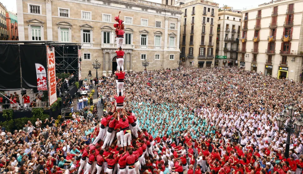 epa12412604 Participants form a human tower, or castell, during La Merce annual festival, in Barcelona, Spain, 28 September 2025. The iconic tradition of Catalan castells, which involves building human towers, was declared by UNESCO a Masterpiece of the Oral and Intangible Heritage of Humanity in 2010. EPA/QUIQUE GARCIA