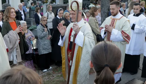 Zagreb.1.11.2025.- Na svetkovinu Svih svetih, središnje euharistijsko slavlje i molitvu za pokojne predvodio je zagrebački nadbiskup i metropolit mons. Dražen Kutleša.Foto HINA/Tomislav Pavlek/ tp