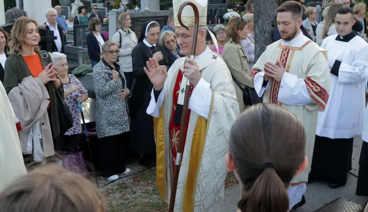 Zagreb.1.11.2025.- Na svetkovinu Svih svetih, središnje euharistijsko slavlje i molitvu za pokojne predvodio je zagrebački nadbiskup i metropolit mons. Dražen Kutleša.Foto HINA/Tomislav Pavlek/ tp