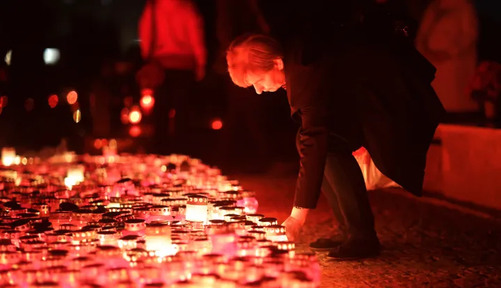 Osijek, 01. 11. 2025., Anino groblje, Svi sveti, Svi sveti 2025, groblje, grobovi, ljudi, cvijeće, molitva, večer, noć SNIMIO BRUNO JOBST