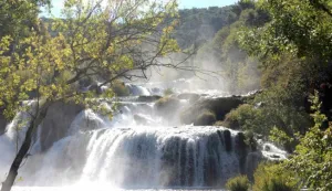 09.10.2016., Skradin - Iako su proslog tjedna prvi put u povijesti presli brojku od milijun posjetitelja u Nacionalnom parku Krka guzva na jenjava. Turisti sa svih strana i dalje pristizu u obilazak NP Krka.Photo: Dusko Jaramaz/PIXSELL------1 stupac colornovosti