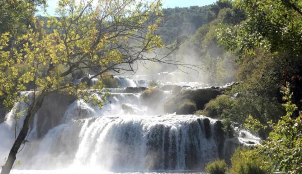 09.10.2016., Skradin - Iako su proslog tjedna prvi put u povijesti presli brojku od milijun posjetitelja u Nacionalnom parku Krka guzva na jenjava. Turisti sa svih strana i dalje pristizu u obilazak NP Krka.Photo: Dusko Jaramaz/PIXSELL------1 stupac colornovosti