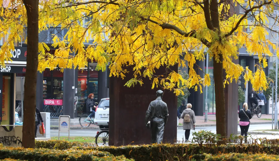 Osijek, 23 10. 2025, Jesen u centru grada, Trg Slobode, slobodnjak.snimio GOJKO MITIĆ
