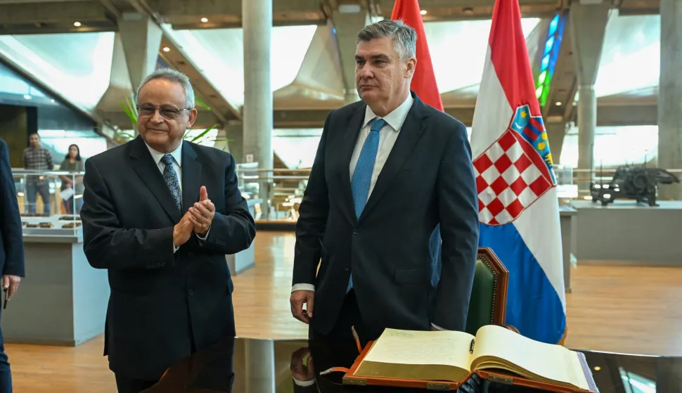 Aleksandrija, 02.11.2025 - Tijekom radnog posjeta Egiptu predsjednik Republike Zoran Milanovi? i supruga Sanja Musi? Milanovi? u nedjelju su posjetili Aleksandrijsku knji?nicu (Bibliotheca Alexandrina) u Aleksandriji, u kojoj je postavljena izlo?ba ?Eho Egipta: sfinge u Hrvatskoj?. foto HINA/ Ured predsjednika RH/ Ana Marija Kati?/ ik