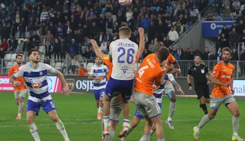 Osijek, 02. 11. 2025, Opus Arena, nogomet, Osijek - Varaždin, SuperSport HNL 25/26. Styopa Mkrtcyan (5) i Luka Jelinić (26).snimio GOJKO MITIĆ