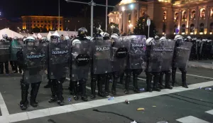 epa12499594 Riot police officers divide pro-government supporters and supporters of Dijana Hrka, mother of Stefan Hrka, one of the victims of the Novi Sad train station accident, as she begins her hunger strike in Belgrade, Serbia, 02 November 2025. Hrka started a hunger strike in front of the Serbia's Parliament calling for accountability after the collapse of a railway station canopy on 01 November 2024, which killed 16 people. EPA/ANDREJ CUKIC
