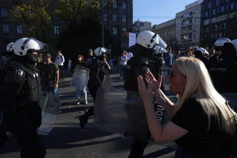 epa12499199 A woman yells at riot police officers as they briefly take positions while Dijana Hrka, mother of Stefan Hrka, one of the victims of the Novi Sad train station accident, begins her hunger strike in Belgrade, Serbia, 02 November 2025. Hrka started a hunger strike in front of the Serbia's Parliament calling for accountability after the collapse of a railway station canopy on 01 November 2024, which killed 16 people. EPA/ANDREJ CUKIC
