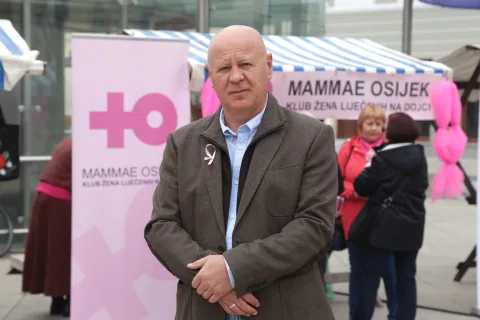Osijek, 05. 10. 2024., Trg. A. Starčevića, Dan ružičaste vrpce, 25. Dan ružičaste vrpce, MAMMAE, Medicinska &scaron;kola Osijek, NZJZ, Nikola Kraljik, dr. SNIMIO BRUNO JOBST