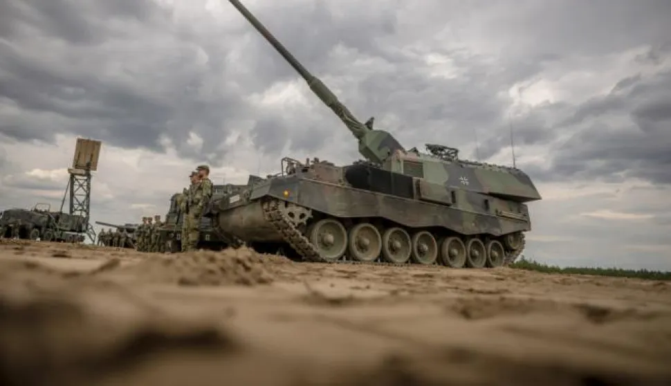 07 June 2022, Lithuania, Pabrade: A Bundeswehr self-propelled howitzer 2000 gun from the NATO Enhanced Forward Presence Battle Group (eFP battalion) drives during Chancellor Scholz's visit to Camp Adrian Rohn. Photo: Michael Kappeler/dpa Photo: Michael Kappeler/DPA