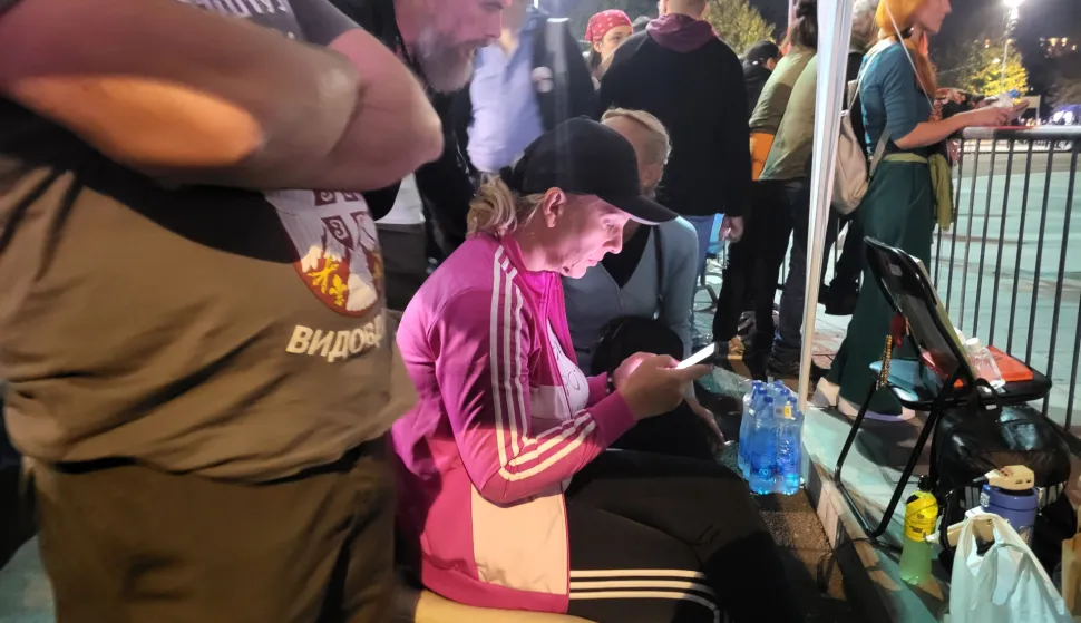 Beograd, 02.11.2025 - ?trajk gla?u koji je u nedjelju pred Skup?tinom Srbije po?ela Dijana Hrka, majka mladi?a poginulog u padu nadstre?nice na kolodvoru u Novom Sadu, prate napetosti i incidenti izme?u prista?a predsjednika Srbije u ?atorskom naselju ispred parlamenta i gra?ana koji podr?avaju Dijanu Hrku, a razdvaja ih kordon policije. foto HINA/ FoNet/ Marko ?oNJAGI?/ ik