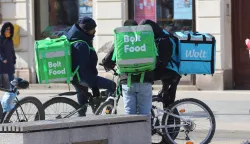 Osijek, 21. 02. 2025, Trg Ante Starčevića, dostavljači, strani radnici, Bolt, Wolt, Slobodnjak, ilustracijasnimio GOJKO MITIĆ