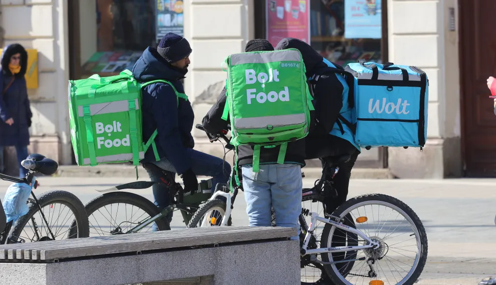 Osijek, 21. 02. 2025, Trg Ante Starčevića, dostavljači, strani radnici, Bolt, Wolt, Slobodnjak, ilustracijasnimio GOJKO MITIĆ