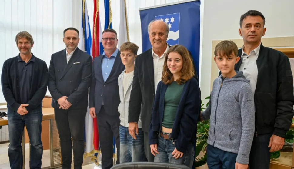 SLAVONSKI BRODNakon svjetske premijere u Osijeku, ovoga tjedna Slavonski Brod domaćin je projekcije filma "260 dana". U povodu toga župan Danijel Marušić sa zamjenikom Markom Šimićem ugostio je glumce i djelatnike na tom filmskom projektustudeni 2025.