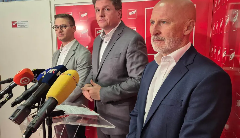 Varaždin, 03.11.2025. - Zbog sumnji u nepravilnosti na izborima za župana Varaždinske županije, SDP je podnio tužbu Europskom sudu za ljudska prava te kaznenu prijavu DORH-u, istaknuto je u ponedjeljak na konferenciji za novinare županijskog SDP-a. Na fotografiji kandidat SDP-a za župana Varaždinske županije Bruno Ister (D), županijski vijećnik i član Predsjedništva SDP-a Lovro Lukavečki (L), SDP-ov saborski zastupnik Miroslav Marković (S). foto HINA/ Siniša KALAJDŽIJA/ sk