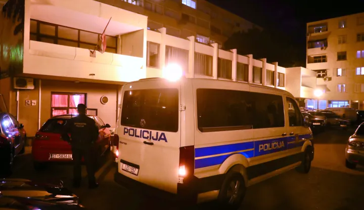 03.11.2025.,Split-Policija ispred prostora kotara Blatine gdje se trebao odrzati dogadjaj u organizaciji Srpskog narodnog vijeca. Photo: Ivo Cagalj/PIXSELL
