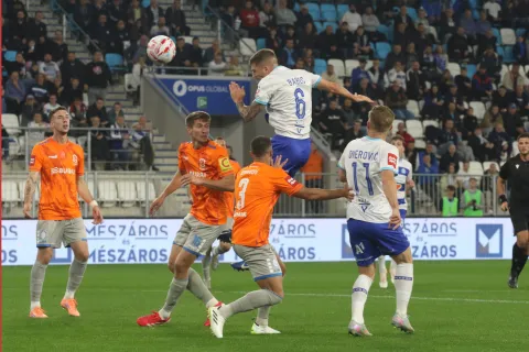 Osijek, 02. 11. 2025, Opus Arena, nogomet, Osijek - Varaždin, SuperSport HNL 25/26. Hrvaoje Babec (6) i Nail Omerović (11).snimio GOJKO MITIĆ