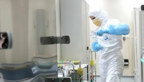 OSIJEK, 02. 02. 2017, KLINIČKI BOLNIČKI CENTAR, KBC OSIJEK. ZAVOD ZA ONKOLOGIJU. SVJETSKI DAN BORBE PROTIV RAKA. PRIPREMA CITOSTATIKA...snimio GOJKO MITIĆ