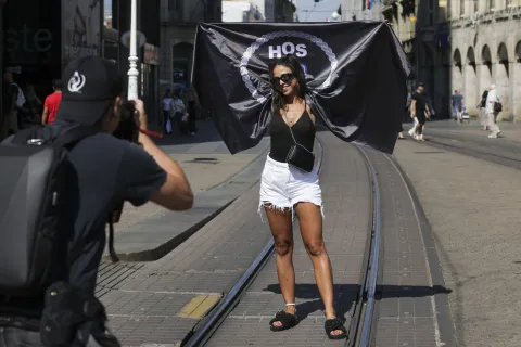 Zagreb, 05.07.2025. - Atmosfera na Trgu bana Jelačića uoči koncerta Marka Perkovića Thompsona. foto HINA/ Lana SLIVAR DOMINIĆ/ lsd
