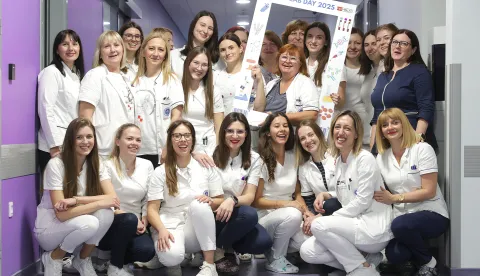 Osijek, 05. 11. 2025., KBC osijek, OHBP, Odjel za hitnu laboratorijsku dijagnostiku i analitičku toksikologiju, EU Lab Day, Europski dan laboratorijske medicine, Klinički zavod za laboratorijsku dijagnostiku, dijgnostika, medicina, laboratorij, bolnica, posjet, učenici osnovnih i srednjih škola, laboratorijski tim  SNIMIO BRUNO JOBST