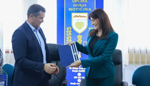 Županica Nata&scaron;a Trami&scaron;ak općinskom načelniku, Željku Kovačeviću, uručila je 100.000 eura vrijedan ugovor