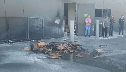 Požar sa stražnje strane trgovine Tedi u Požegi