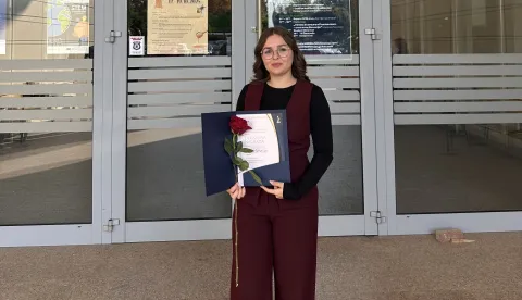 STARI JANKOVCI - Ivana Šmituc iz Starih Jankovaca, studentica Fakulteta agrobiotehničkih znanosti Sveučilišta u Osijeku, u protekloj akademskoj godini nagrađena je Dekanovom nagradom za postignut uspjeh na sveučilišnom diplomskom studiju, priznanje koje se dodjeljuje najuspješnijim studentima za izvrsnost u učenju i zalaganju. studeni 2025.