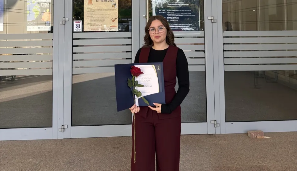 STARI JANKOVCI - Ivana Šmituc iz Starih Jankovaca, studentica Fakulteta agrobiotehničkih znanosti Sveučilišta u Osijeku, u protekloj akademskoj godini nagrađena je Dekanovom nagradom za postignut uspjeh na sveučilišnom diplomskom studiju, priznanje koje se dodjeljuje najuspješnijim studentima za izvrsnost u učenju i zalaganju. studeni 2025.