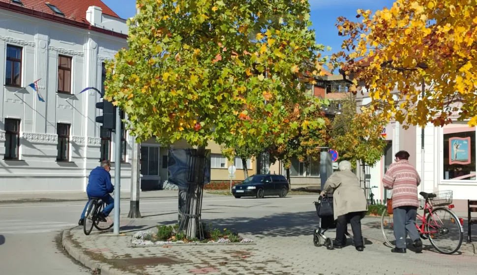 Umirovljenici u centru Županjefoto: Marija Lešić Omerović