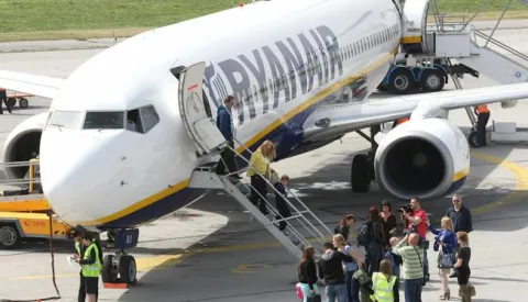snimio Davor KIBEL, Klisa, 03.04.2014. Sletio prvi avion iz Londona, Zračna luka Osijek, Ryanair, putnici, turisti