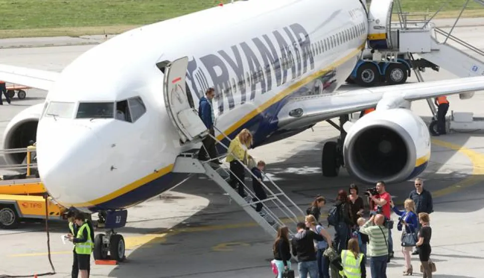 snimio Davor KIBEL, Klisa, 03.04.2014. Sletio prvi avion iz Londona, Zračna luka Osijek, Ryanair, putnici, turisti