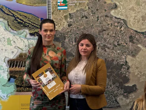 Kroz projekt Ministarstva kulture i medija&nbsp;Vukovarsko-srijemska županija&nbsp;i ove je godine svim narodnim knjižnicama sa svog područja&nbsp;osigurala uređaje za virtualnu stvarnost nove generacije, Meta Quest, koji sadrže 23 interaktivne scene iz povijesti i kulture najistočnije županije.studeni 2025.