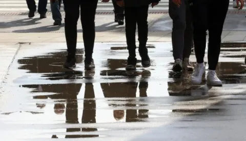 Osijek, 07. 03. 2023, Trg Slobode. Osjecki srednjoskolci ili studneti hrabro koracaju preko barice na pjesackoj stazi, ostaku od jutrosnje kisice. Preko vode do Trga Slobode. snimio GOJKO MITIĆ