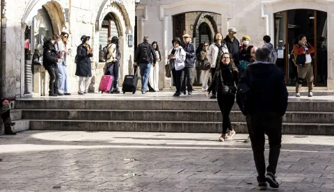 09.04.2023., Split - Na suncani Uskrsnji dan u Splitu na ulicama se nalaze tek manje grupe turista koje uzivaju u travanjskom suncu. Photo: Milan Sabic/PIXSELL