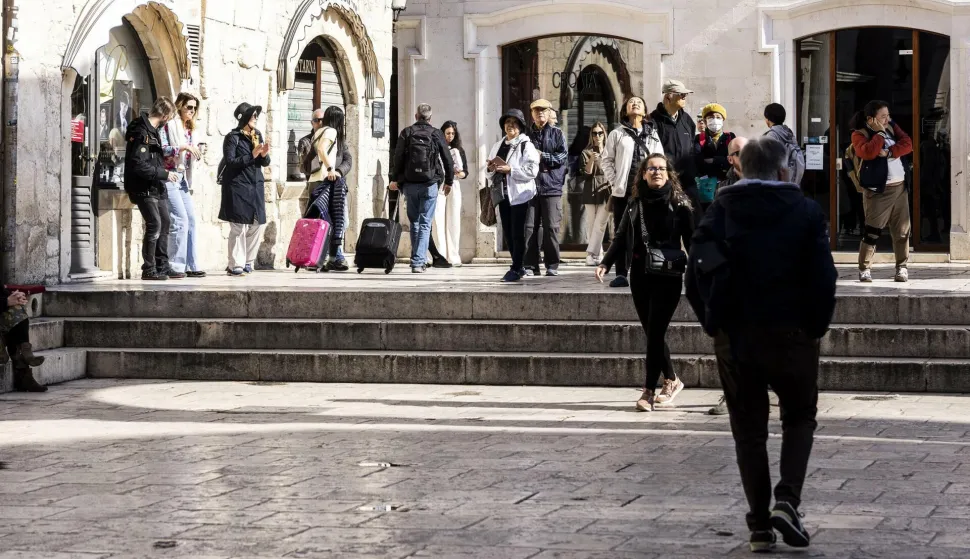 09.04.2023., Split - Na suncani Uskrsnji dan u Splitu na ulicama se nalaze tek manje grupe turista koje uzivaju u travanjskom suncu. Photo: Milan Sabic/PIXSELL