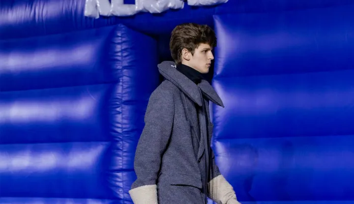 Dominiraju haljine i kaputi