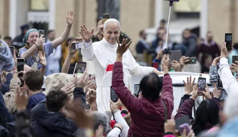 epa12471964 Pope Leo XIV greets the faithful during the general audience, in St. Peter's Square in the Vatican, 22 October 2025. EPA/MASSIMO PERCOSSI