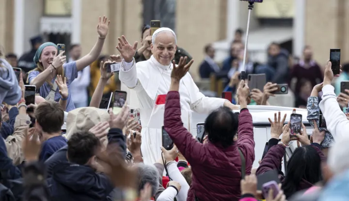 epa12471964 Pope Leo XIV greets the faithful during the general audience, in St. Peter's Square in the Vatican, 22 October 2025. EPA/MASSIMO PERCOSSI