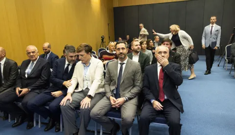 Zagreb, 06.11.2025 - Ministarstvo turizma i sporta (MINTS) predstavilo je finaliste Nagrade za održivi turizam, koju je kreiralo u suradnji sa Svjetskom turističkom organizacijom UN Tourism, s ciljem prepoznavanja destinacija i poslovnih subjekata u turizmu koji ostvaruju najveće iskorake u ekološkoj, društvenoj i ekonomskoj održivosti. Na fotografiji Tonći Glavina, Stjepan Lakušić.foto HINA/ Daniel KASAP/ dk