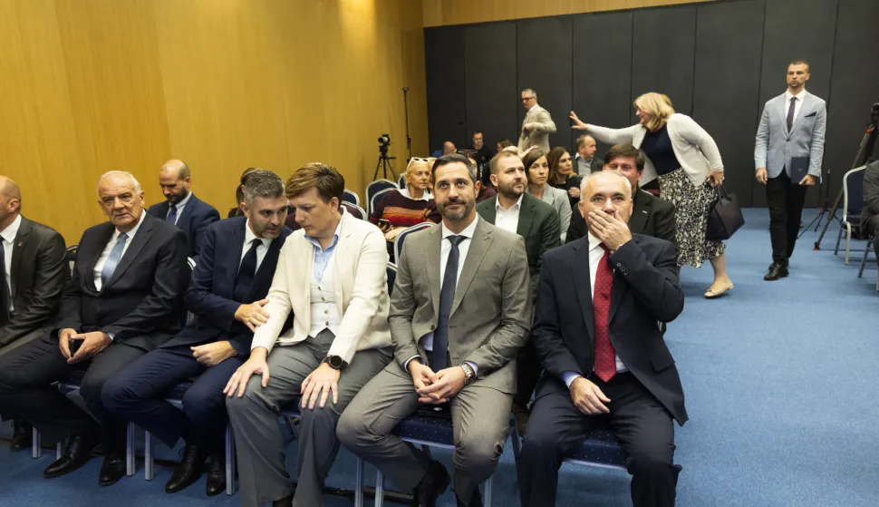 Zagreb, 06.11.2025 - Ministarstvo turizma i sporta (MINTS) predstavilo je finaliste Nagrade za održivi turizam, koju je kreiralo u suradnji sa Svjetskom turističkom organizacijom UN Tourism, s ciljem prepoznavanja destinacija i poslovnih subjekata u turizmu koji ostvaruju najveće iskorake u ekološkoj, društvenoj i ekonomskoj održivosti. Na fotografiji Tonći Glavina, Stjepan Lakušić.foto HINA/ Daniel KASAP/ dk