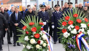 BIZOVACOpćina Bizovac je u petak obilježila Dan sjećanja na žrtve raketiranja tog naselja 7. studenoga 1991. godine. Prigodnim programom njezini stanovnici odali su počast svim nevinim žrtvama poginulima tijekom zločinačkog avionskog raketiranja mjesta prije 34 godine.2025.