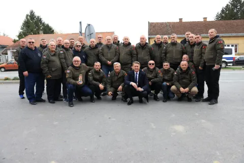 BIZOVACOpćina Bizovac je u petak obilježila Dan sjećanja na žrtve raketiranja tog naselja 7. studenoga 1991. godine. Prigodnim programom njezini stanovnici odali su počast svim nevinim žrtvama poginulima tijekom zločinačkog avionskog raketiranja mjesta prije 34 godine.2025.
