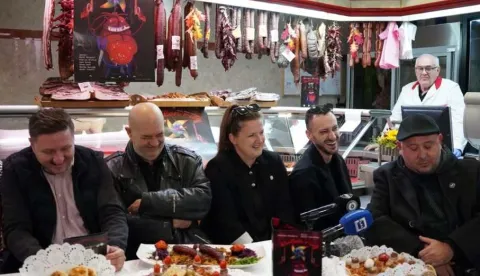Gradsko kazali&scaron;te Joza Ivakić Vinkovci predstavilo je danas, u prigodnom okružju vinkovačke mesnice, svoju novu predstavu, komediju "Kulen ruž", nastalu prema tekstu legendarnog Vinkovčanina Dubravka Matakovića, u režiji Dražena Ferenčine, nastalu u koprodukciji vinkovačkog i Kazali&scaron;ta Virovitica gdje je 5. rujna izvedena premijerno.