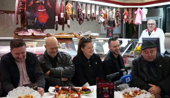 Gradsko kazalište Joza Ivakić Vinkovci predstavilo je danas, u prigodnom okružju vinkovačke mesnice, svoju novu predstavu, komediju "Kulen ruž", nastalu prema tekstu legendarnog Vinkovčanina Dubravka Matakovića, u režiji Dražena Ferenčine, nastalu u koprodukciji vinkovačkog i Kazališta Virovitica gdje je 5. rujna izvedena premijerno.