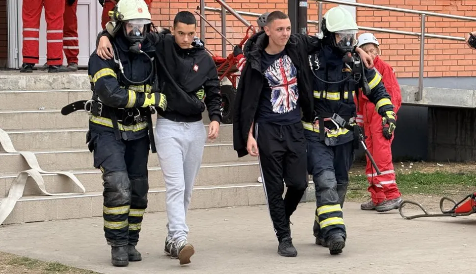 U vinkovačkoj Srednjoj strukovnoj školi danas je točno u podne otpočela vježba Civilne zaštite u sklopu koje se simulirao požar s evakuacijom učenika i djelatnika, spašavanje ozlijeđenih i gašenje požara. 