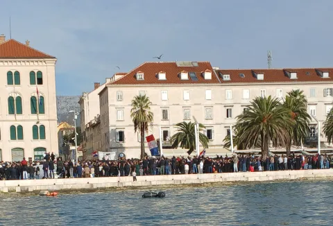 Split, 07.11.2025. - Na splitskoj Rivi u subotu je, ne&scaron;to iza 11 sati, počeo prosvjed navijačke skupine Torcide zbog uhićenja devet osoba koje su sudjelovale u incidentu na obilježavanju Dana srpske kulture na Blatinama. foto HINA/ Pejo Ga&scaron;parević/ pg