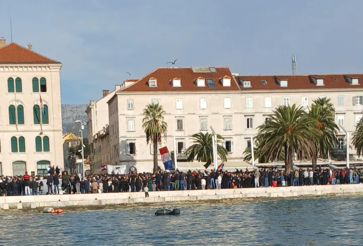Split, 07.11.2025. - Na splitskoj Rivi u subotu je, nešto iza 11 sati, počeo prosvjed navijačke skupine Torcide zbog uhićenja devet osoba koje su sudjelovale u incidentu na obilježavanju Dana srpske kulture na Blatinama. foto HINA/ Pejo Gašparević/ pg