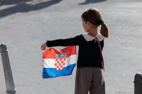 Na splitskoj Rivi u subotu je, ne&scaron;to iza 11 sati, počeo prosvjed navijačke skupine Torcide zbog uhićenja devet osoba koje su sudjelovale u incidentu na obilježavanju Dana srpske kulture na Blatinama