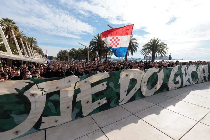 Na splitskoj Rivi u subotu je, nešto iza 11 sati, počeo prosvjed navijačke skupine Torcide zbog uhićenja devet osoba koje su sudjelovale u incidentu na obilježavanju Dana srpske kulture na Blatinama